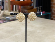 Load image into Gallery viewer, Vintage Flower Seashells Clip-On Earrings
