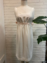 Load image into Gallery viewer, 1950’s Vintage Coquette Ribbon Bow Top
