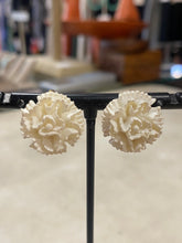 Load image into Gallery viewer, Vintage Flower Seashells Clip-On Earrings
