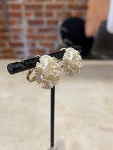 Load image into Gallery viewer, Vintage Flower Seashells Clip-On Earrings

