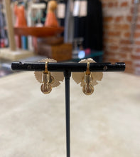 Load image into Gallery viewer, Vintage Flower Seashells Clip-On Earrings

