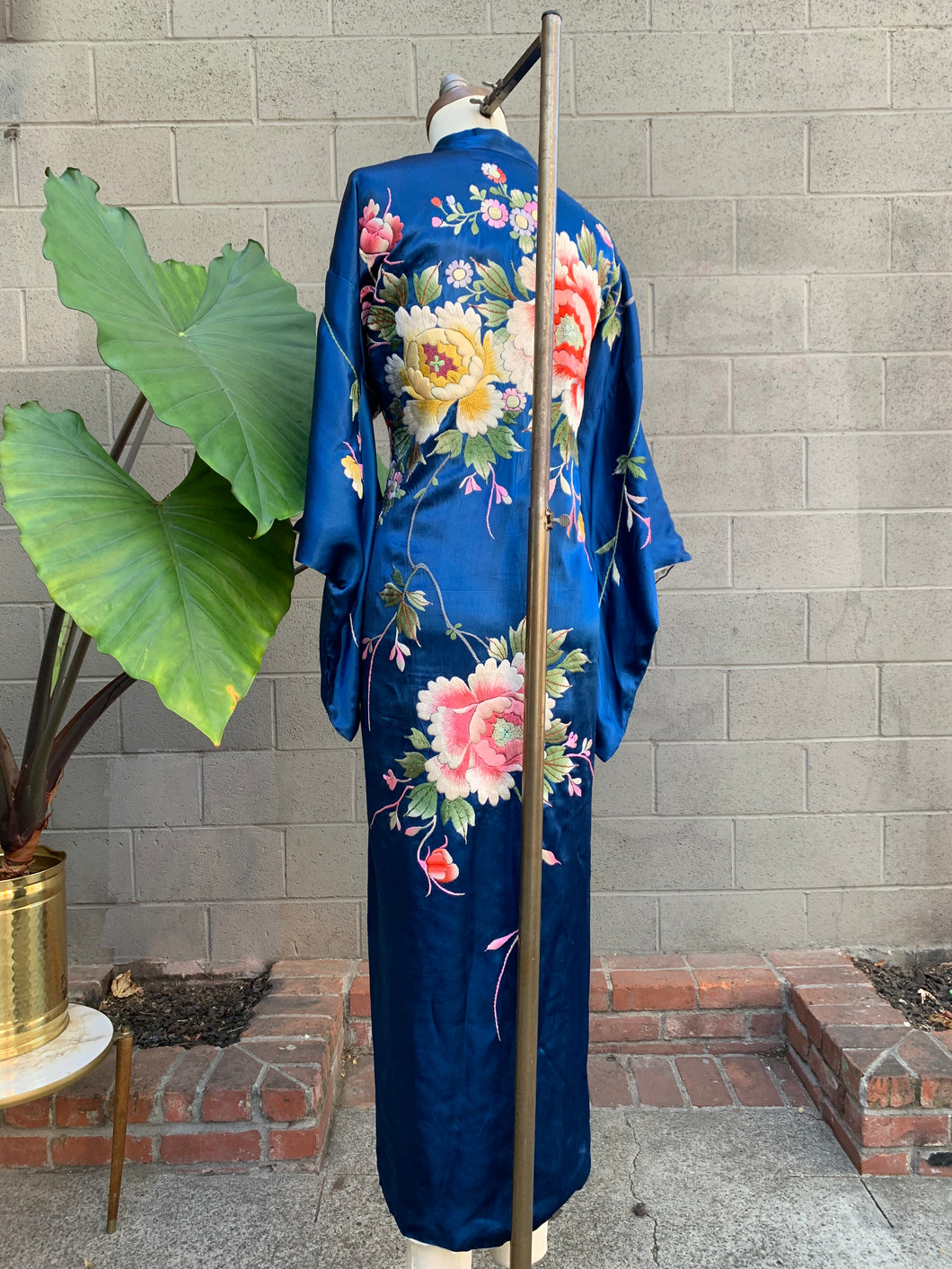 1940’s embroidered flower blue silk kimono